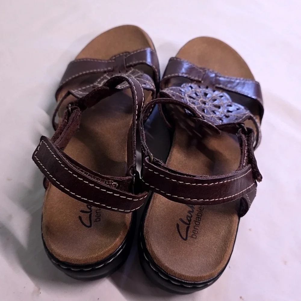 Clarks Sandals Womens 9M Brown Leather Bendables Floral Cutout